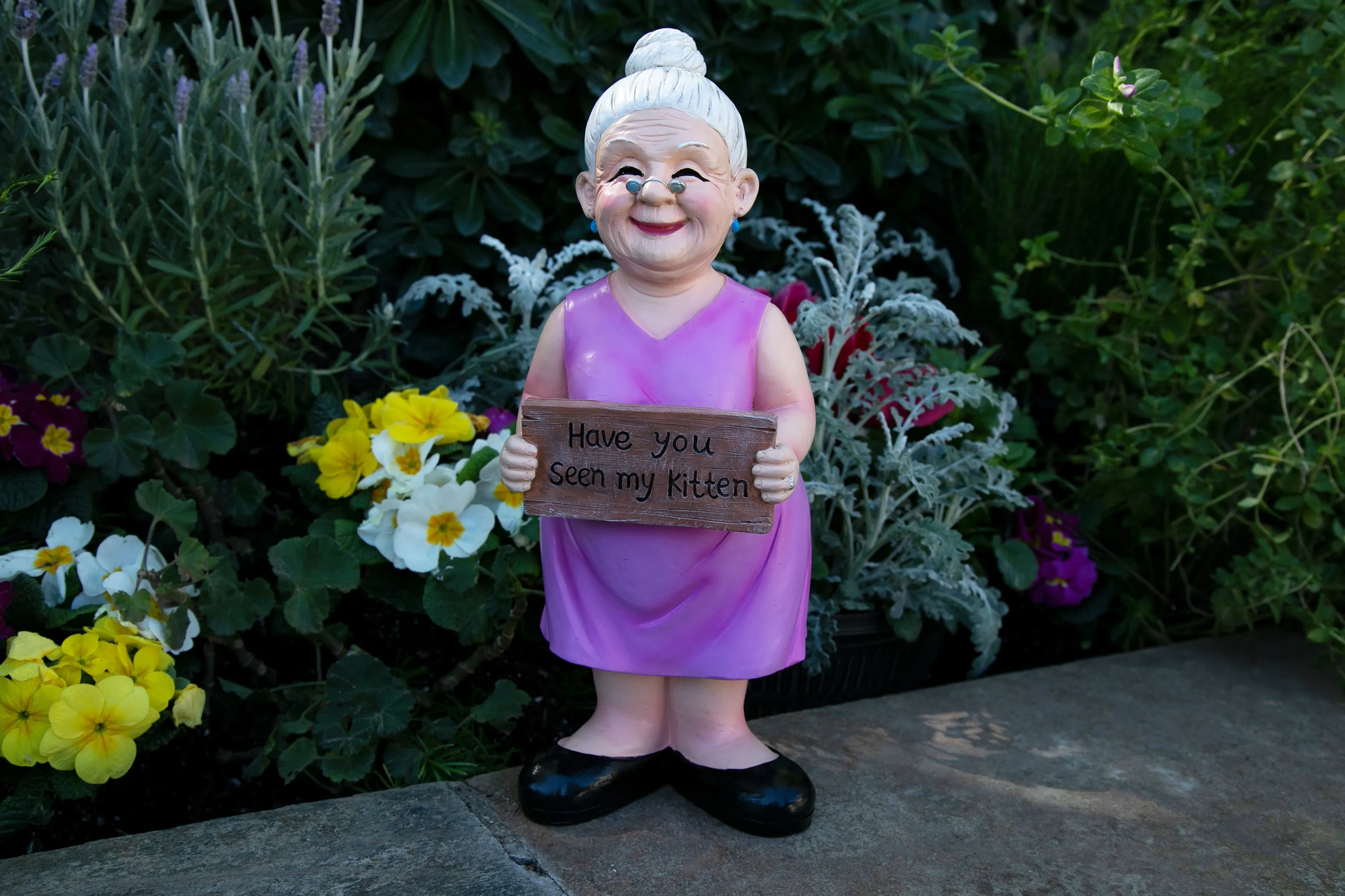 Old Lady Garden Statue with "Have You Seen My Kitten" Sign, 6 by 13.5 Inches